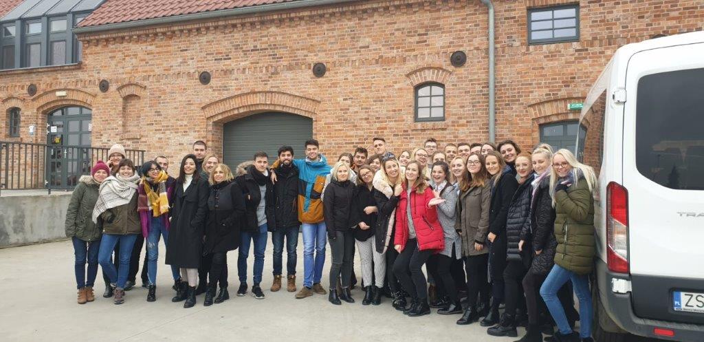 Na zdjęciu studenci biorący udział w spotakniu w Baniewicach 