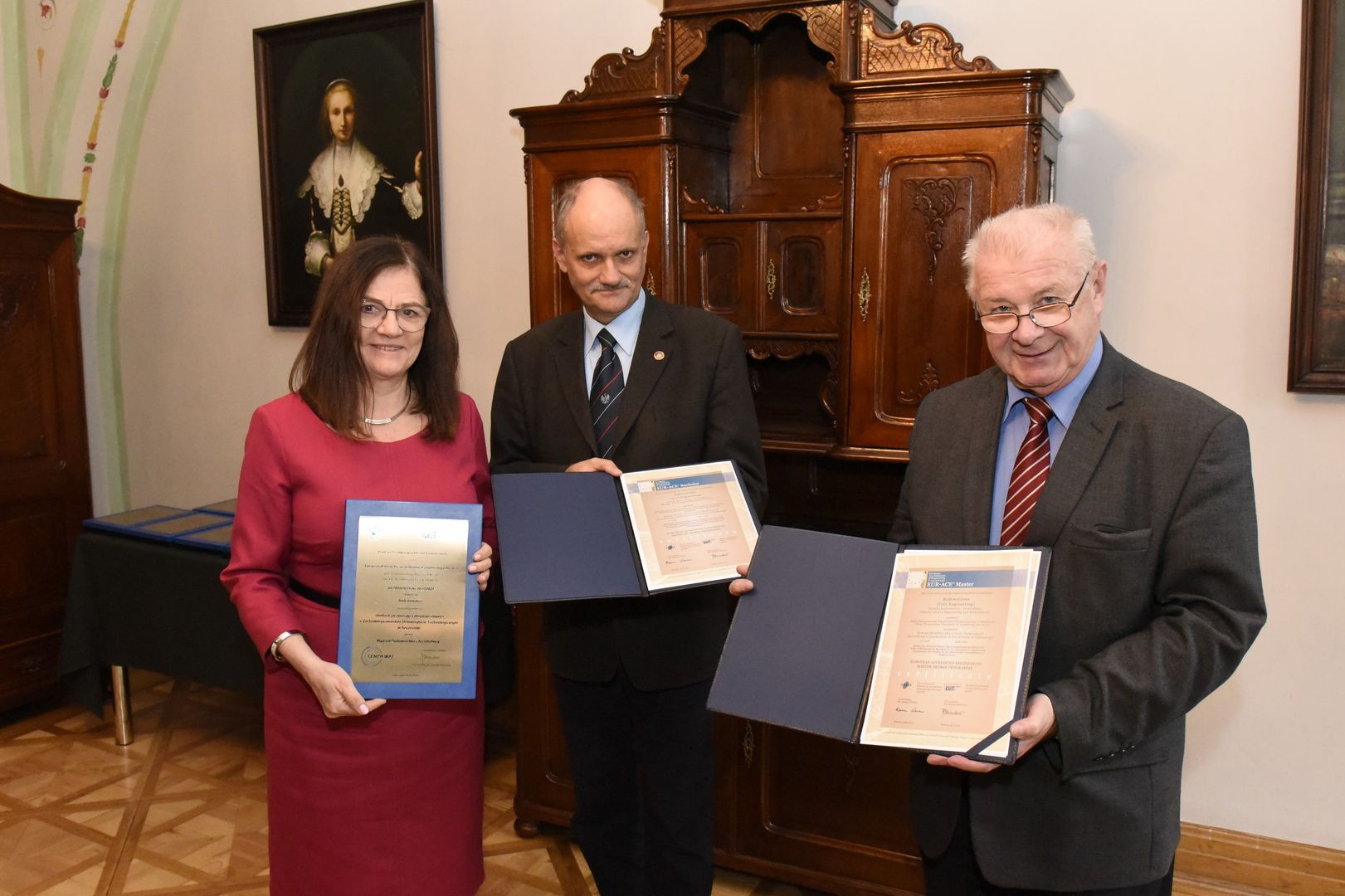 Na zdjęciu prof. Maria Kaszyńska z wręczonym certyfikatem.